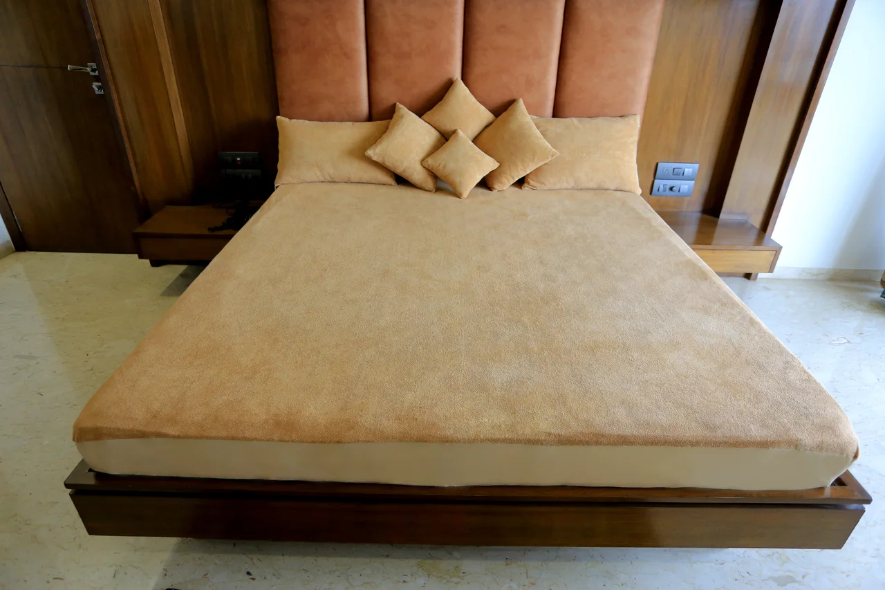 Gold-coloured bedding with matching pillows